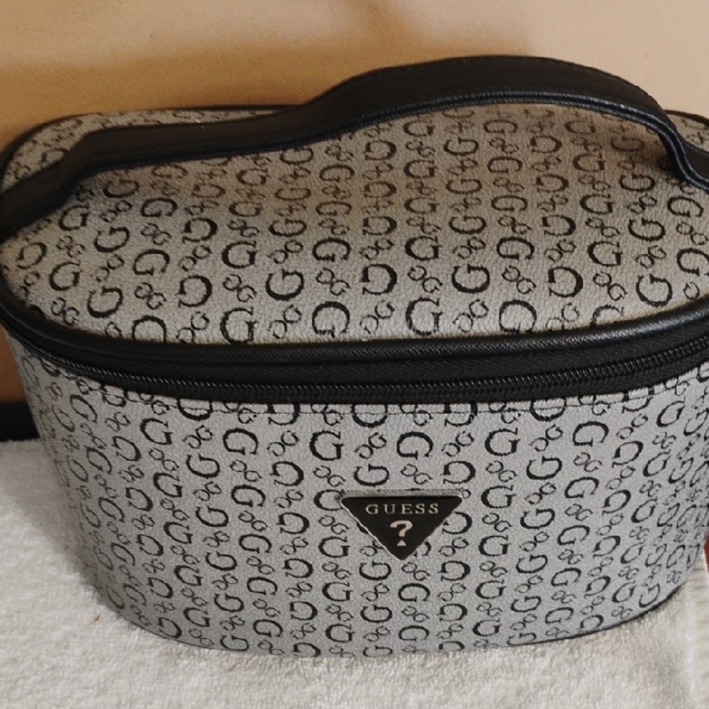 GUESS Gray Logo Cosmetic Case